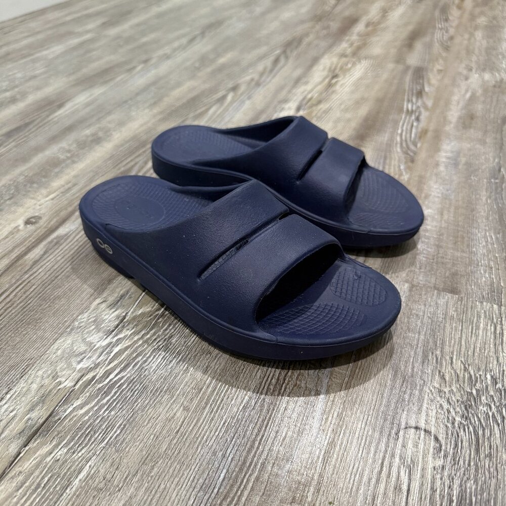 Oofos Ooahh Recovery Slide Women’s 7 or Men’s 5 Navy Blue Sandals. Fit Small IMO